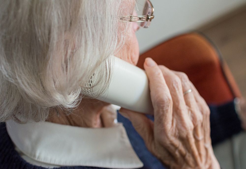 Numerele de telefon la care pot suna vârstnicii pentru a primi ajutor!