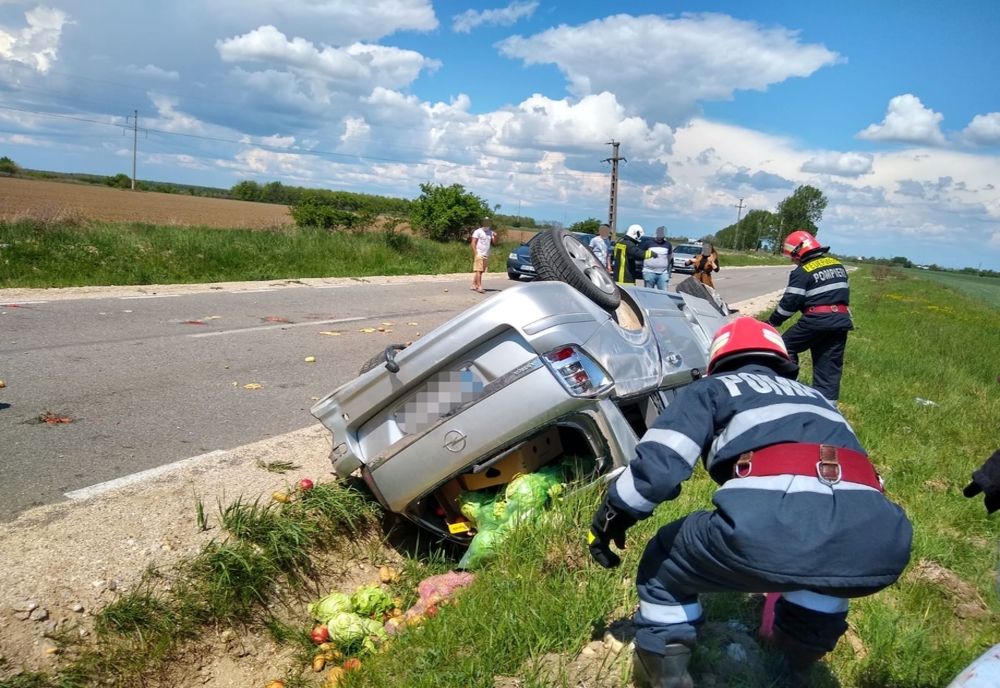 Soţ şi soţie au ajuns la spital după ce s-au răsturnat cu maşina!