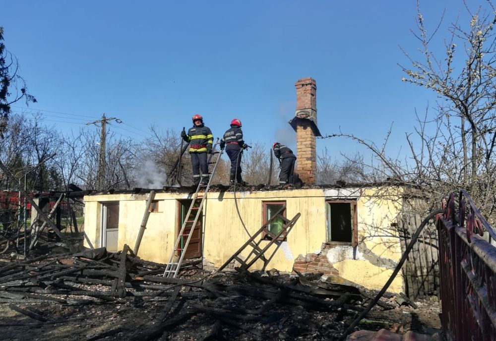 Video-Din cauza vecinului, incendiul a distrus o magazie în Bascov!