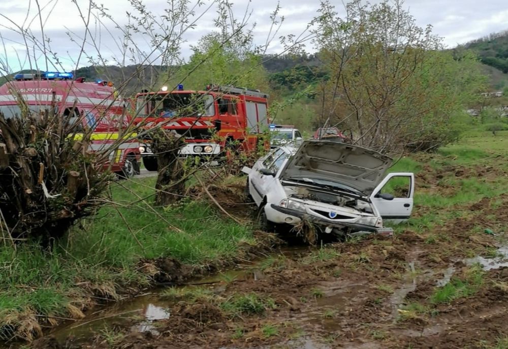 Şofer băut s-a răsturnat cu maşina pe un câmp!