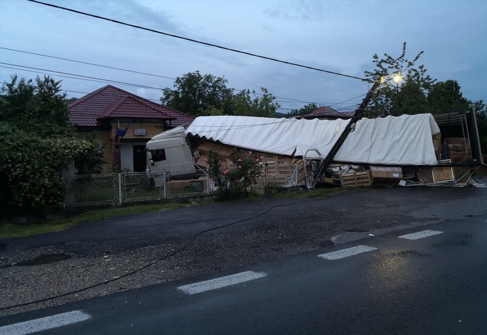 A ajuns cu TIR-ul în curtea Poliţiei, după ce a ratat curba!