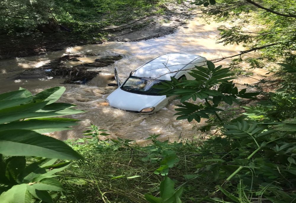 Din cauza vitezei a plonjat cu mașina într-un pârâu