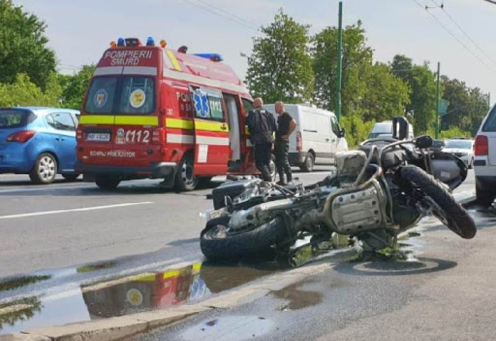 Accident cu două maşini şi o motocicletă la Valea Ursului