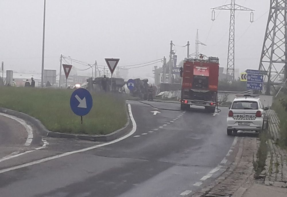 Cisternă plină cu benzină și motorină răsturnată la ieșire pe A1