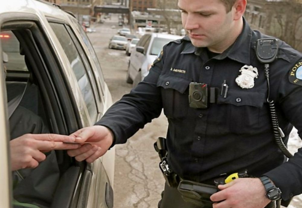 Marcel Vela: Polițiștii din România vor purta camere video de corp    