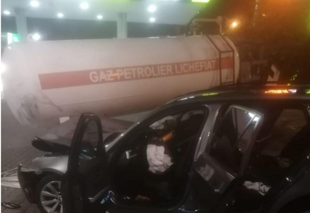 A intrat cu mașina în butelia GPL din benzinărie