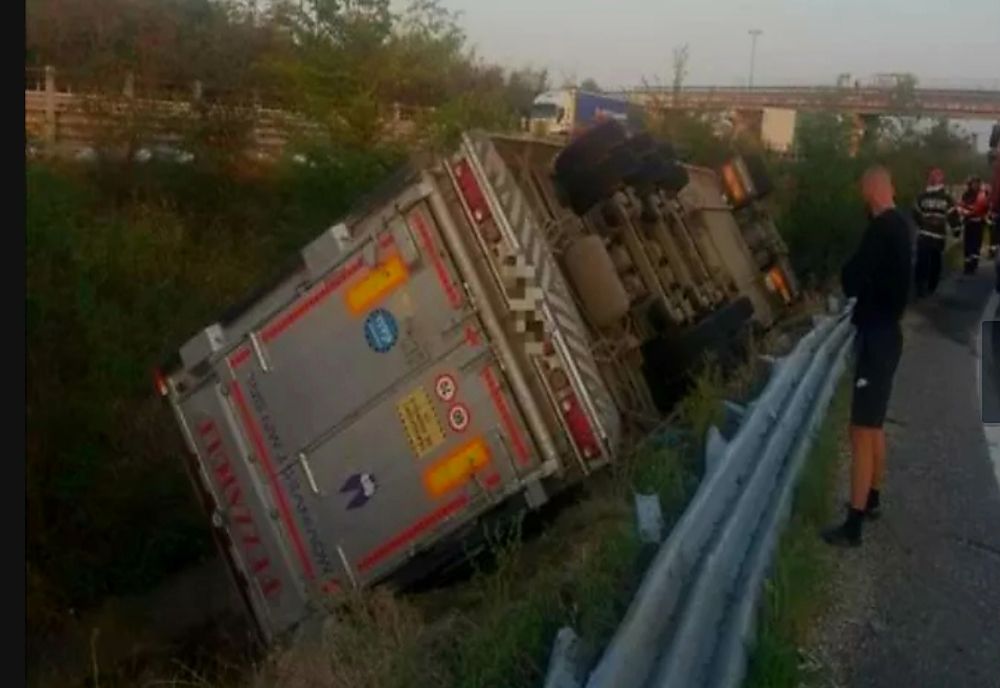 Un camion cu animale răsturnat pe A1