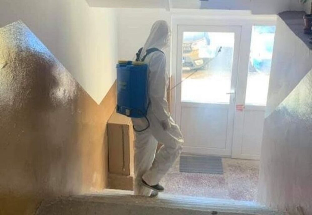 Cetățenii din Topoloveni rugați să rămână în apartamente 