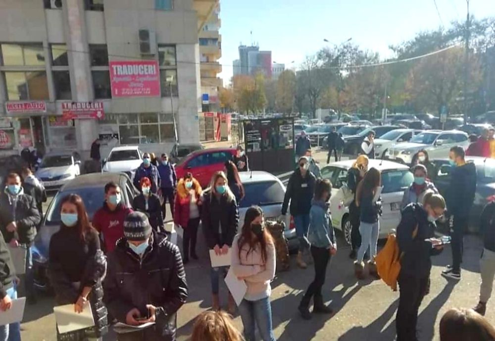 Garduri montate de jandarmi la secția Permise, în Pitești