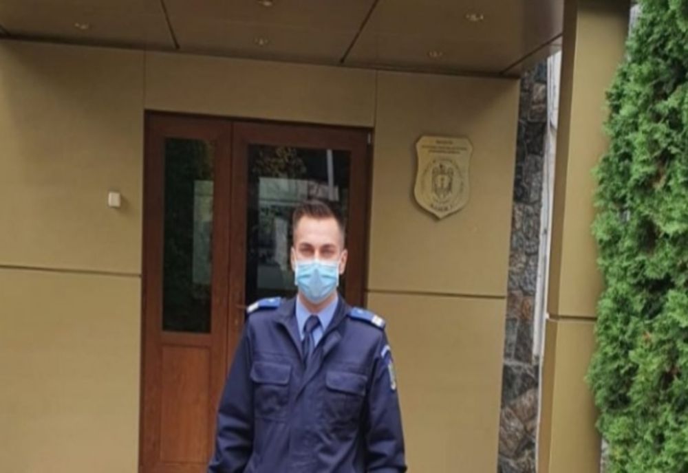 Sergentul major Marius Sămăreanu alături de colegul său din alt colț al țării