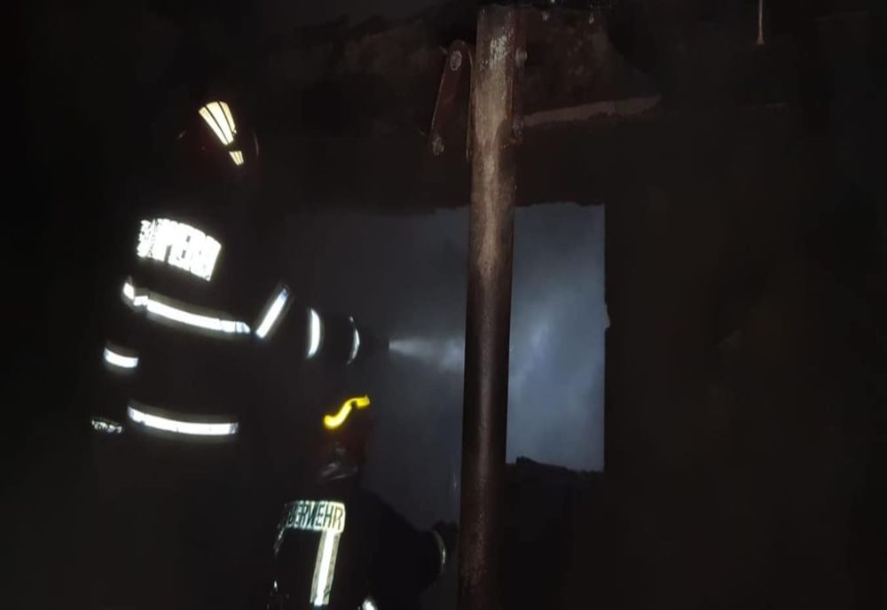 Incediu la o casă din municipiul Câmpulung