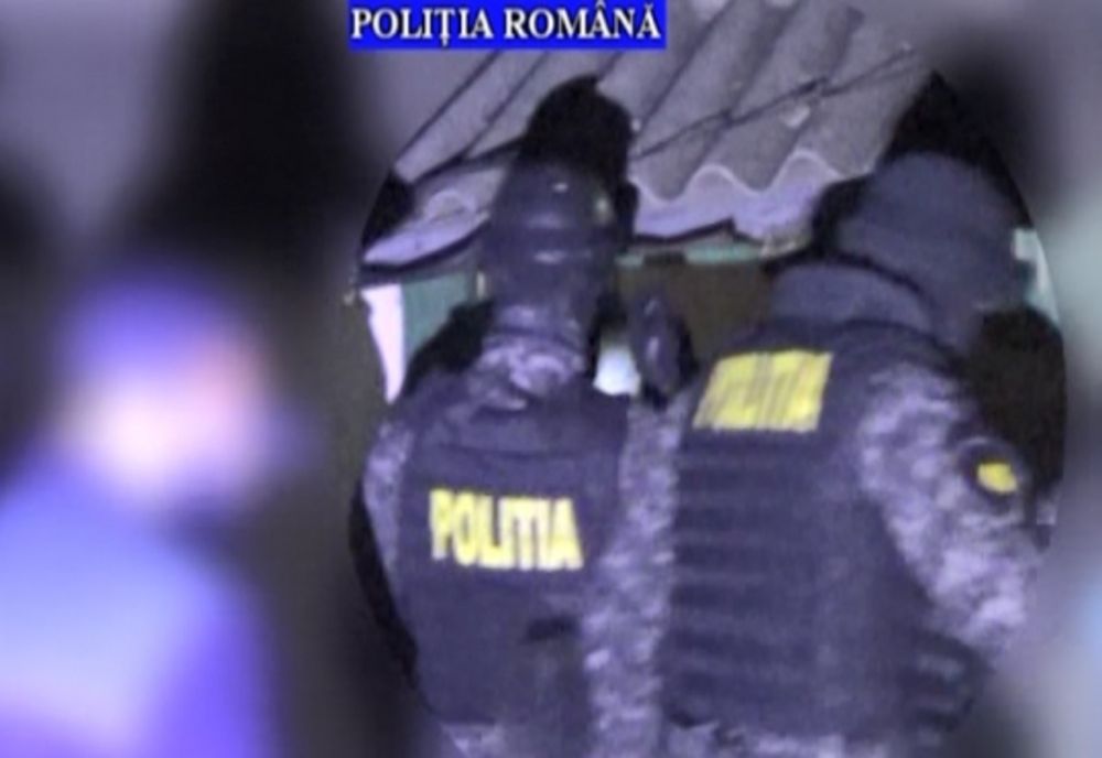 Opt percheziții în Argeș