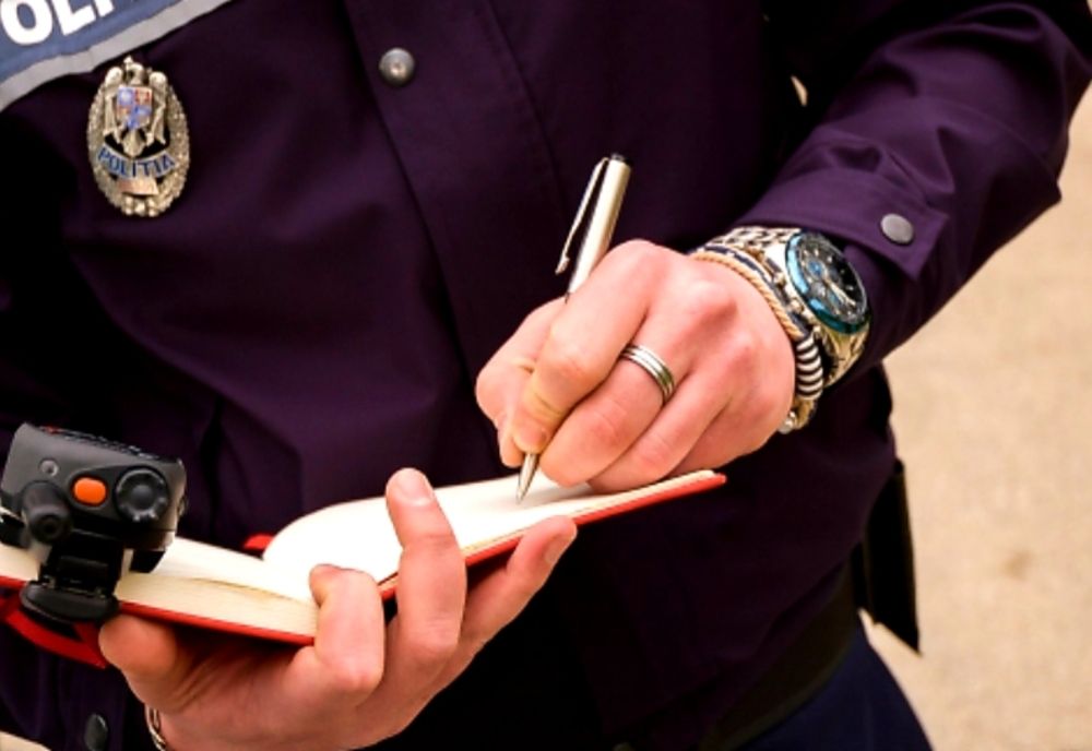 Polițiști fără mască au amendat un cameraman că nu purta mască