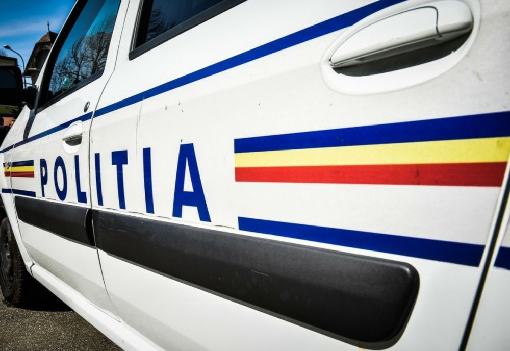 Un bărbat a provocat distrugeri și un incendiu în apartamentul unui bloc