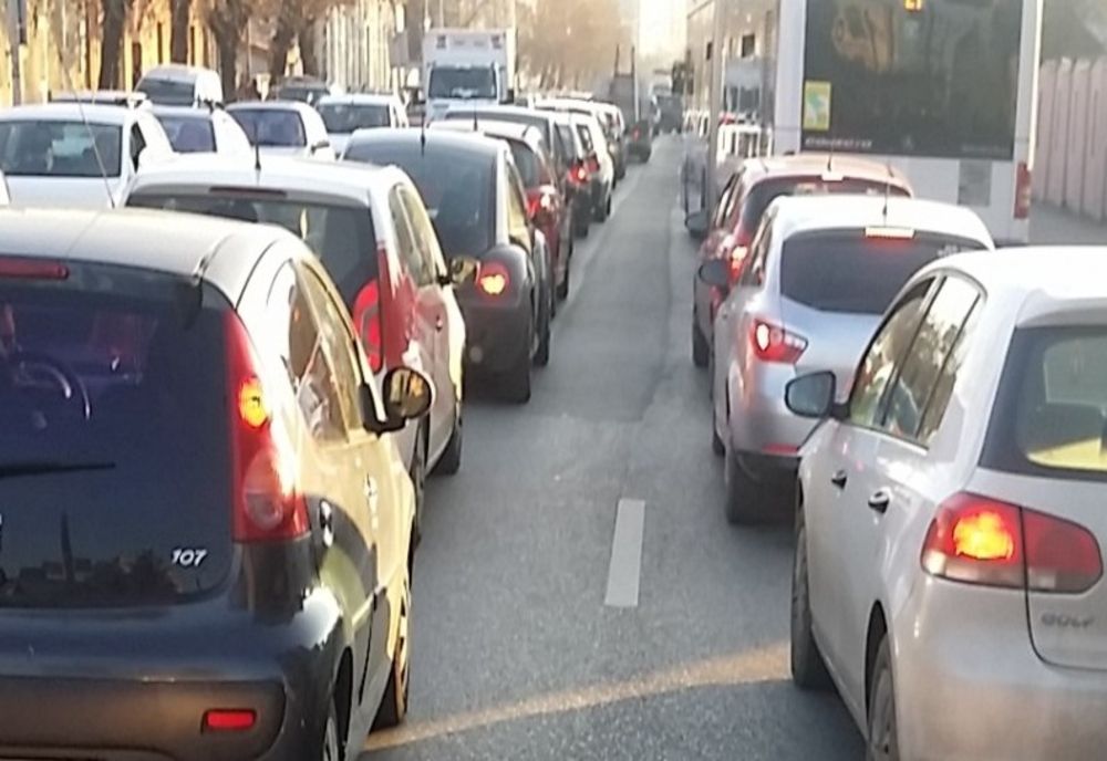 Trafic blocat la intrarea în Râmnicu Vâlcea și Pitești