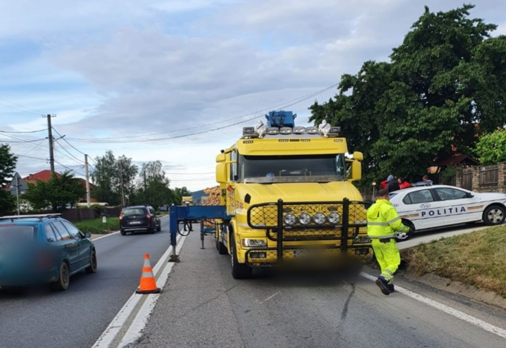O remorcă s- a răsturnat pe carosabil joi dimineața