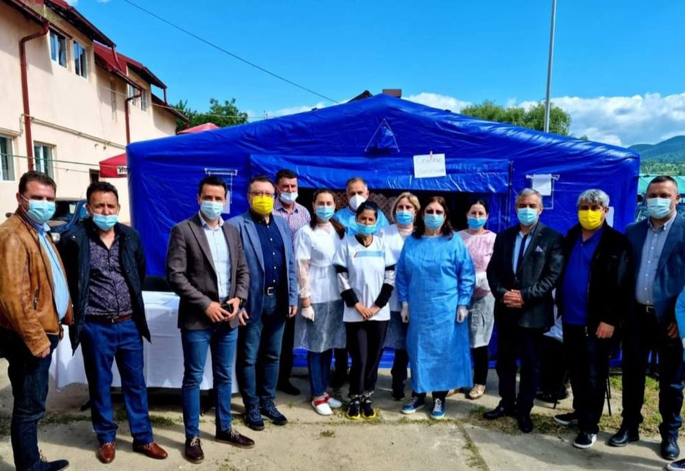 Vaccinarea cu echipe mobile a continuat astăzi în Argeș. Oficialii, prezenți la centrul de vaccinare