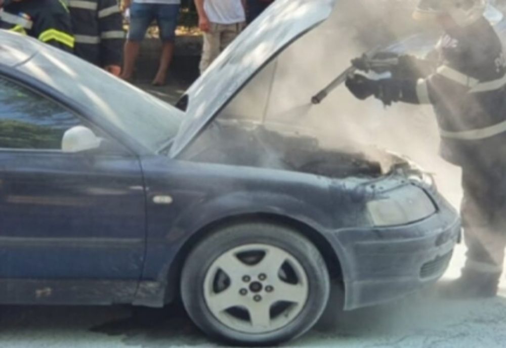 Pitești| O mașină a fost cuprinsă de flăcări