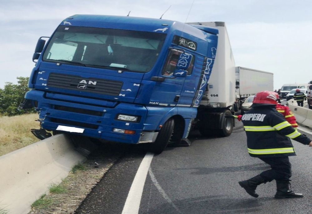 Trafic rutier pe un singur sens, între Slatina şi Piteşti, din cauza unui TIR care a intrat în separatorul din beton