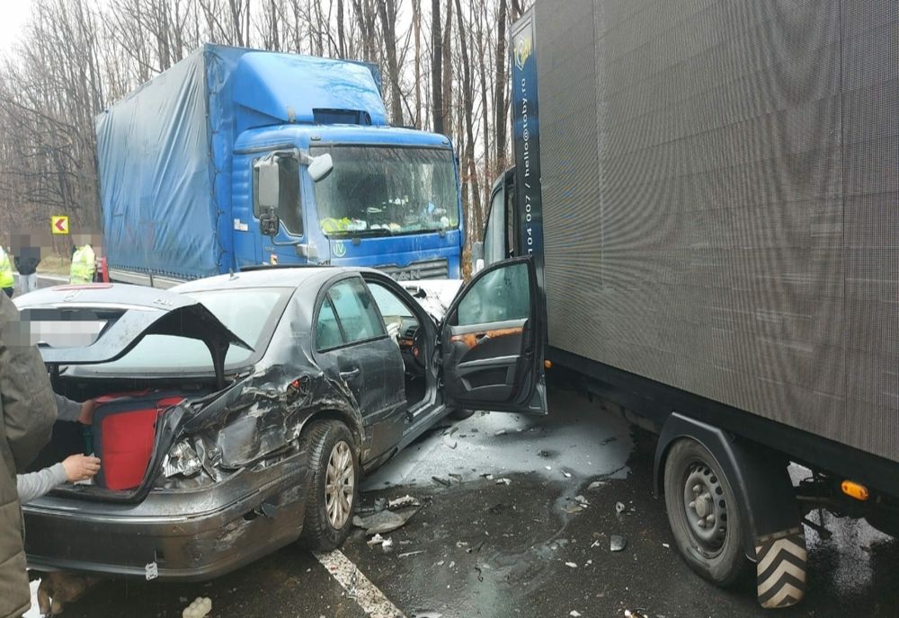 Două autocamioane şi un autoturism, implicate într-un accident la Drăganu în Argeş