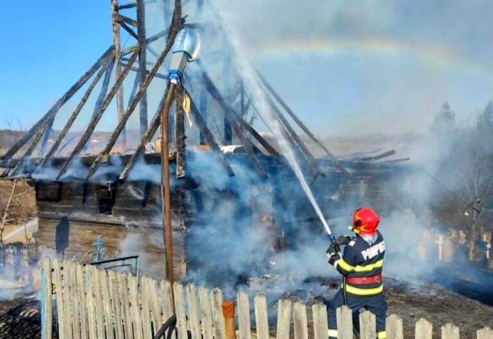 Arderea necontrolată a vegetației uscate a dus la distrugerea unei biserici vechi de trei secole