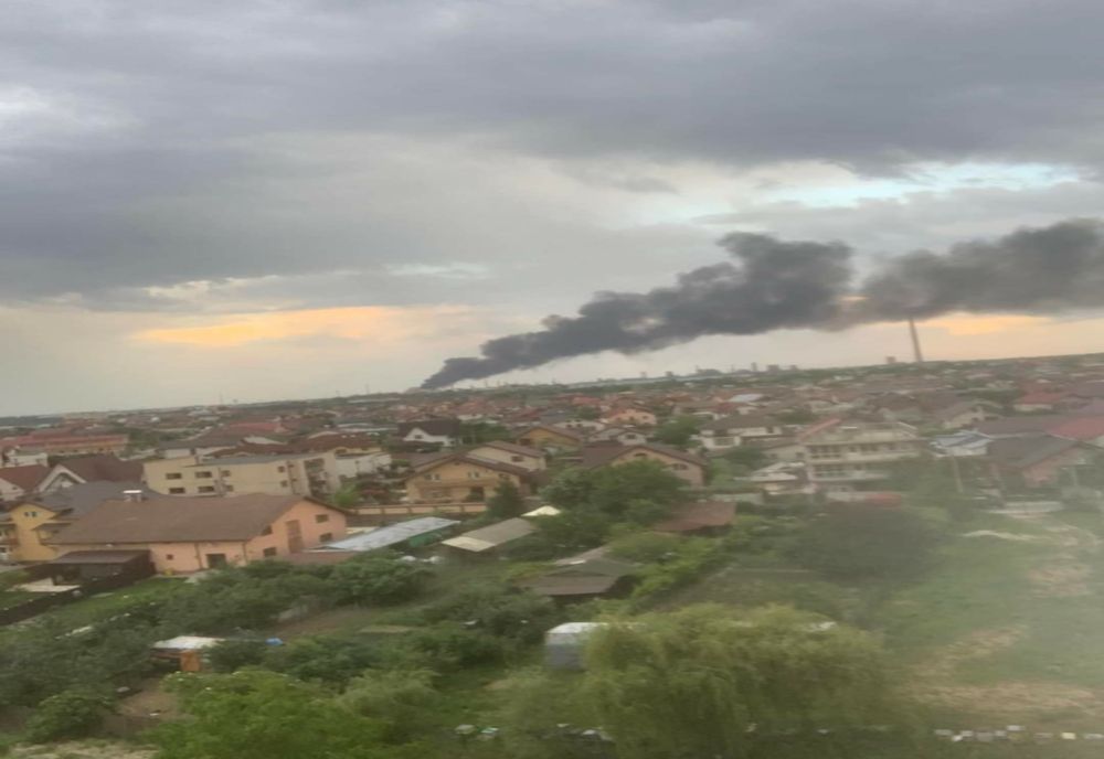 Alertă| Un incendiu de proporții a izbucnit la o hală din zona platformei industriale a localității argeșene Bradu - VIDEO
