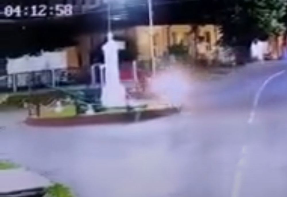 A intrat cu automobilul într- un monument