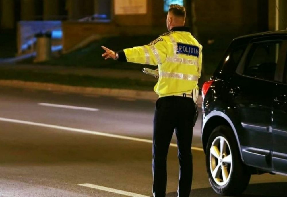 Un automobil a parasit partea carosabilă și a intrat într- un stâlp. Ce făcuse șoferul