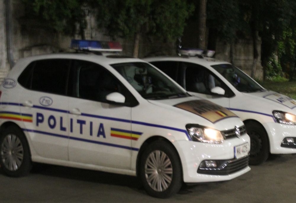 Doi polițiști au fost loviți de un cetățean care își amenința soția