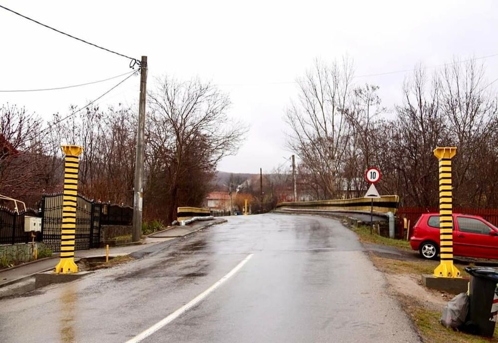 Porți limitatoare de înălțime pe un pod din Râmnicu Vălcea. Decizia, după alunecările de teren 