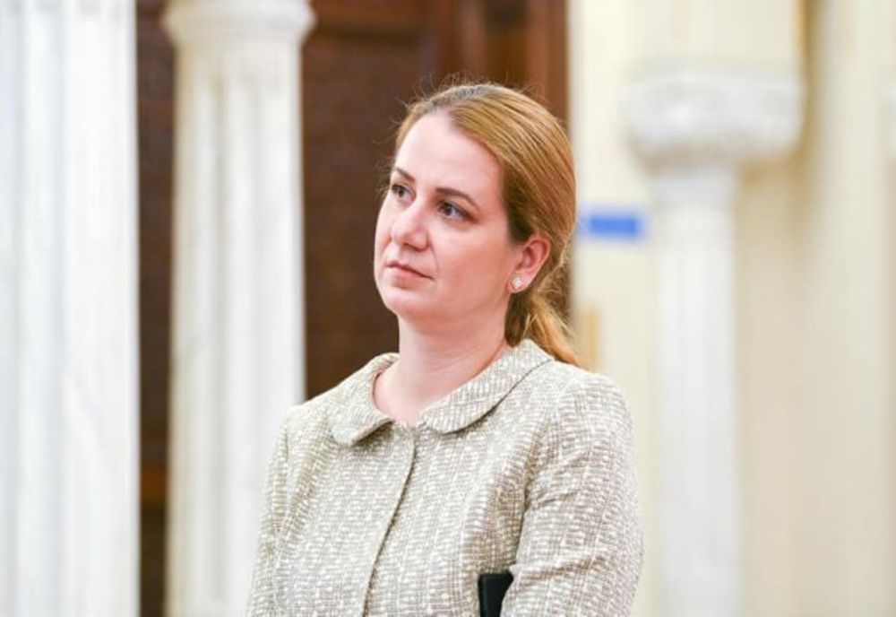 Ministra Ligia Deca vrea să rezolve problema WC-urilor din curţile şcolilor din Argeş. Să-i spună cineva că s-a ocupat CJ Argeş de acest aspect!