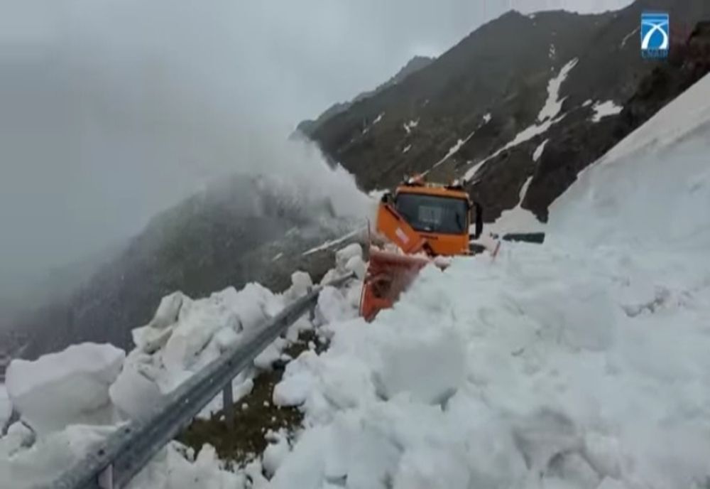Iarna prelungită îngreunează intervenția utilajelor pe Transfăgărășan