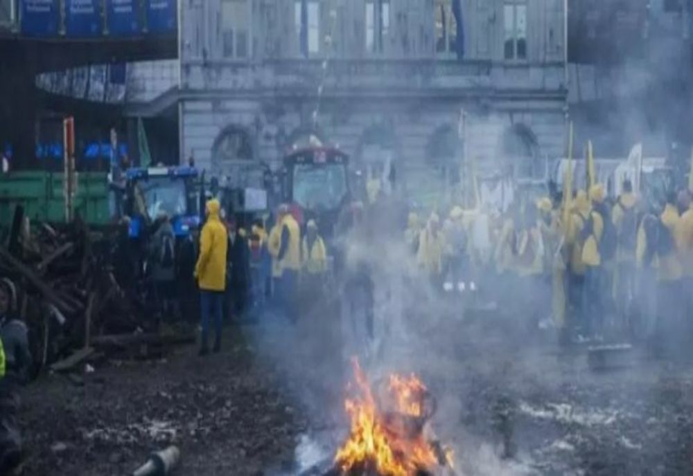 Alertă la Bruxelles. Fermierii au incendiat cauciucuri și baloți! PROTESTE violente