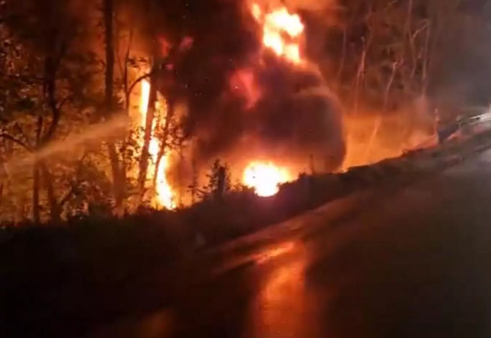 Un camion s-a răsturnat și a luat foc pe DN7, în județul Argeș