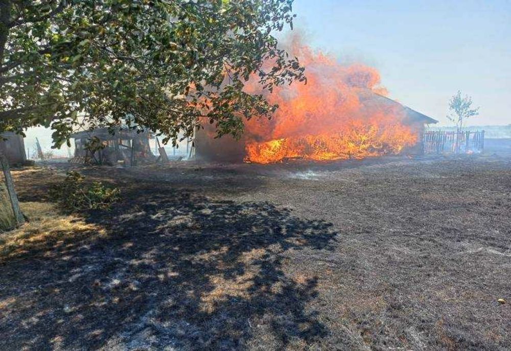 INCENDIU ÎN COMUNA SUSENI: POMPIERII INTERVIN ÎNTR-O GOSPODĂRIE DIN SATUL ȘTEFĂNEȘTI