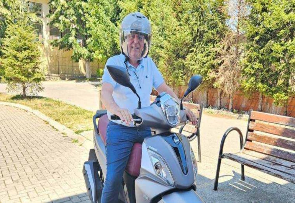 PRIMARUL DIN ȘTEFĂNEȘTI COMUNICĂ CU LOCALNICII PE MOTOȘCUTER ȘI BICICLETĂ