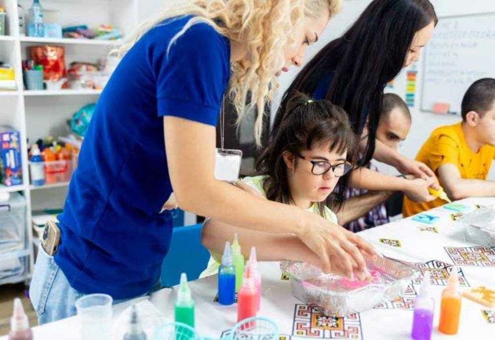 COPIII ȘI TINERII CU AUTISM DIN ARGEȘ AU PARTICIPAT LA PROIECTUL „EMOȚIE ȘI CULOARE PRIN ARTĂ”