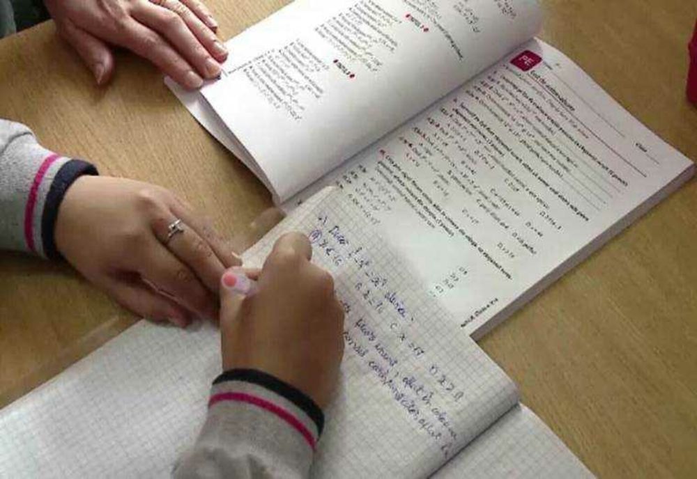 DOI PĂRINȚI DIN ORADEA, RISCĂ PEDEAPSA CU ÎNCHISOAREA DUPĂ CE AU ALES HOMESCHOOLINGUL