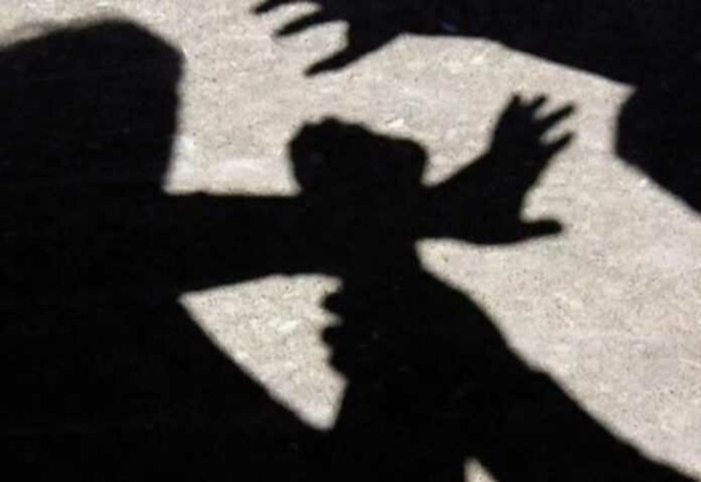 COPILUL CARE A AGRESAT-O PE PROPRIA MAMĂ: "VREAU BANII DIN APARTAMENT, ALT FEL NU VEI IEȘI DIN CASĂ!"