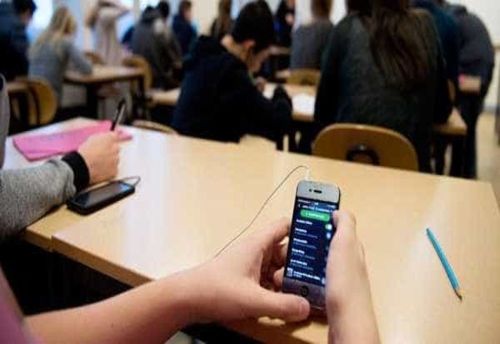 NOUL STATUT AL ELEVULUI: RESTRICTORI PENTRU TELEFOANELE MOBILE LA ȘCOALĂ