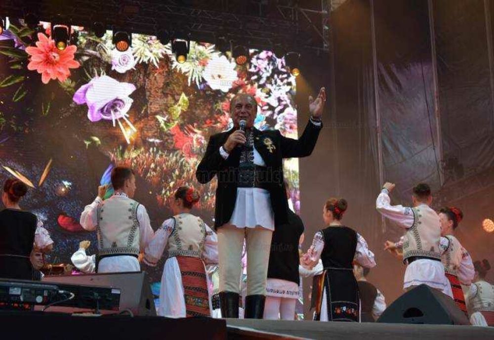 OMAGIU ADUS LUI AVRAM IANCU LA UNTOLD: NICOLAE FURDUI IANCU A ÎNCÂNTAT PUBLICUL CU IMNURI PATRIOTICE