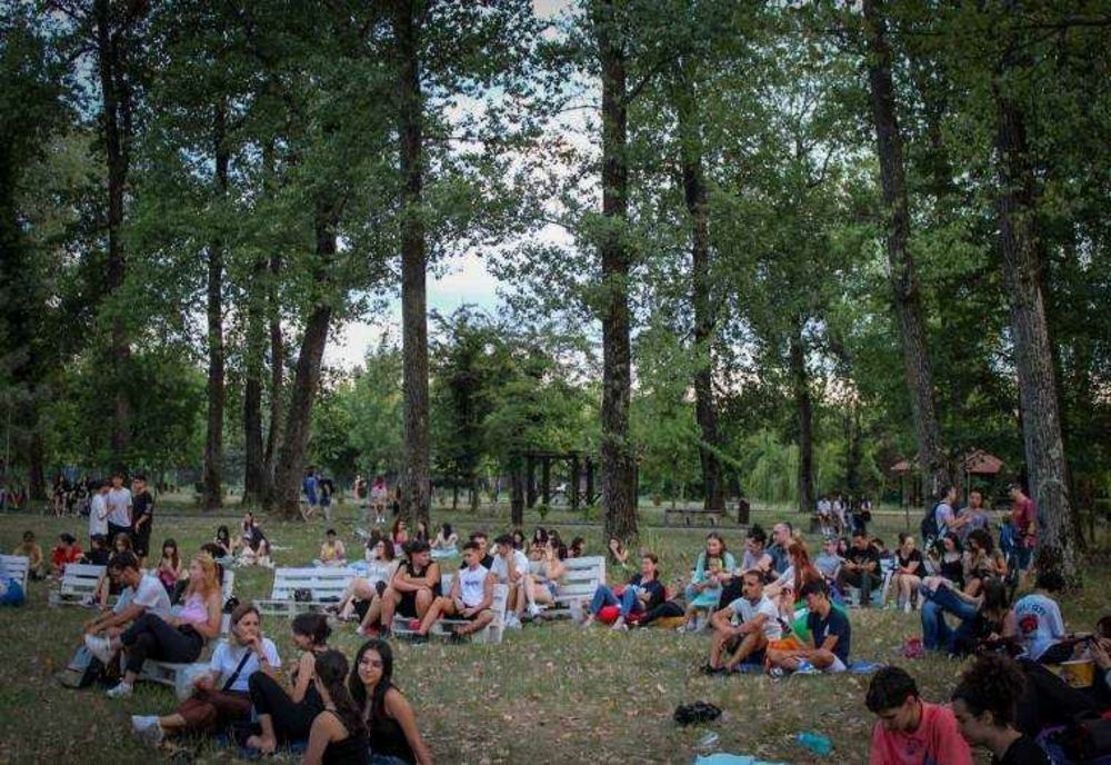 PRIMA PROIECȚIE CINEMATOGRAFICĂ ÎN AER LIBER LA FILMFEST ADE PITEȘTI