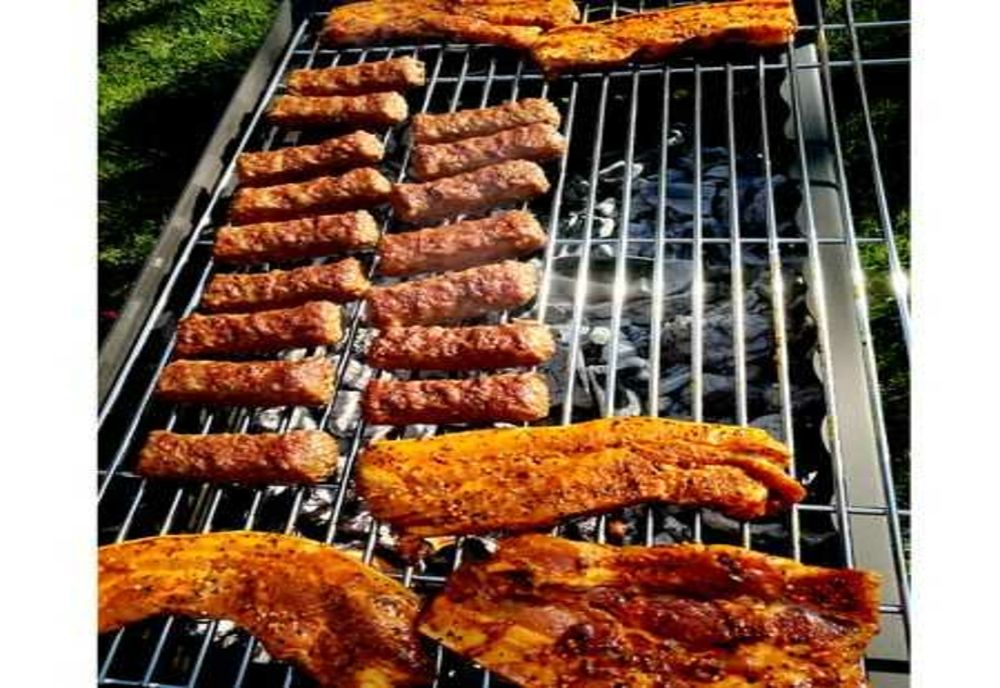 UN BĂRBAT DIN BUCUREȘTI RISCĂ AMENDĂ MARE DUPĂ CE A FĂCUT UN GRĂTAR LA FEREASTRĂ