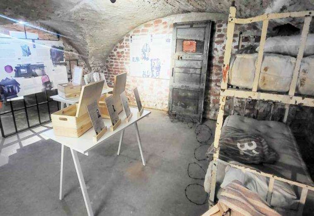 EXPOZIȚIE: „Martorii Tăcuți: Obiecte din Închisorile Comuniste”