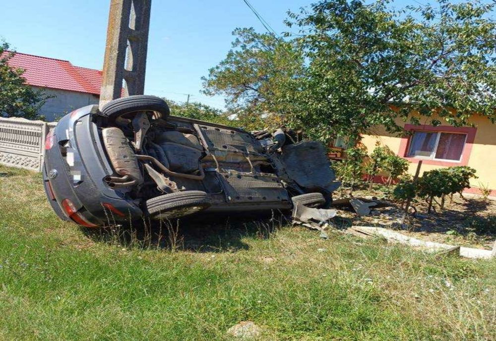 ACCIDENT RUTIER ÎN ARGEȘ: Autoturism răsturnat peste gard și stâlp de electricitate