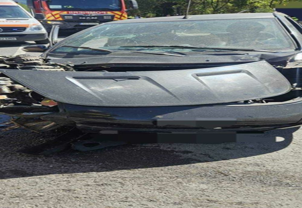 ACCIDENT RUTIER ÎN COMUNA CORBENI, ARGEȘ: AUTOTURISM LOVIT DE UN CAP DE POD