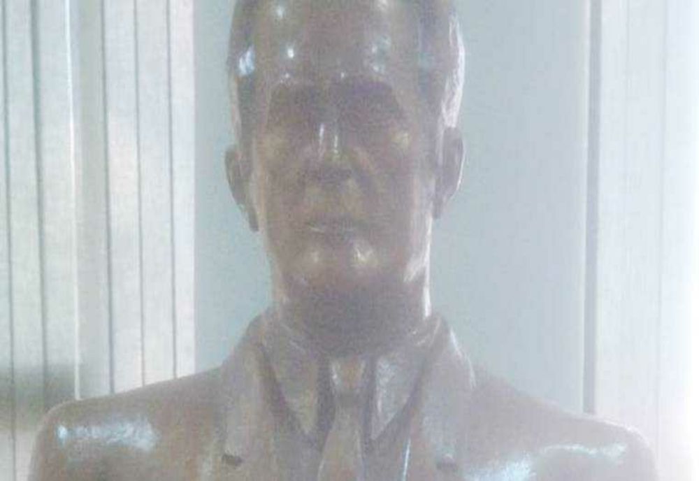 EXPOZIȚIE DE CARTE ȘI DEZVELIRE DE BUST ÎN MEMORIA FOSTULUI DIRECTOR AL BIBLIOTECII JUDEȚENE ARGEȘ