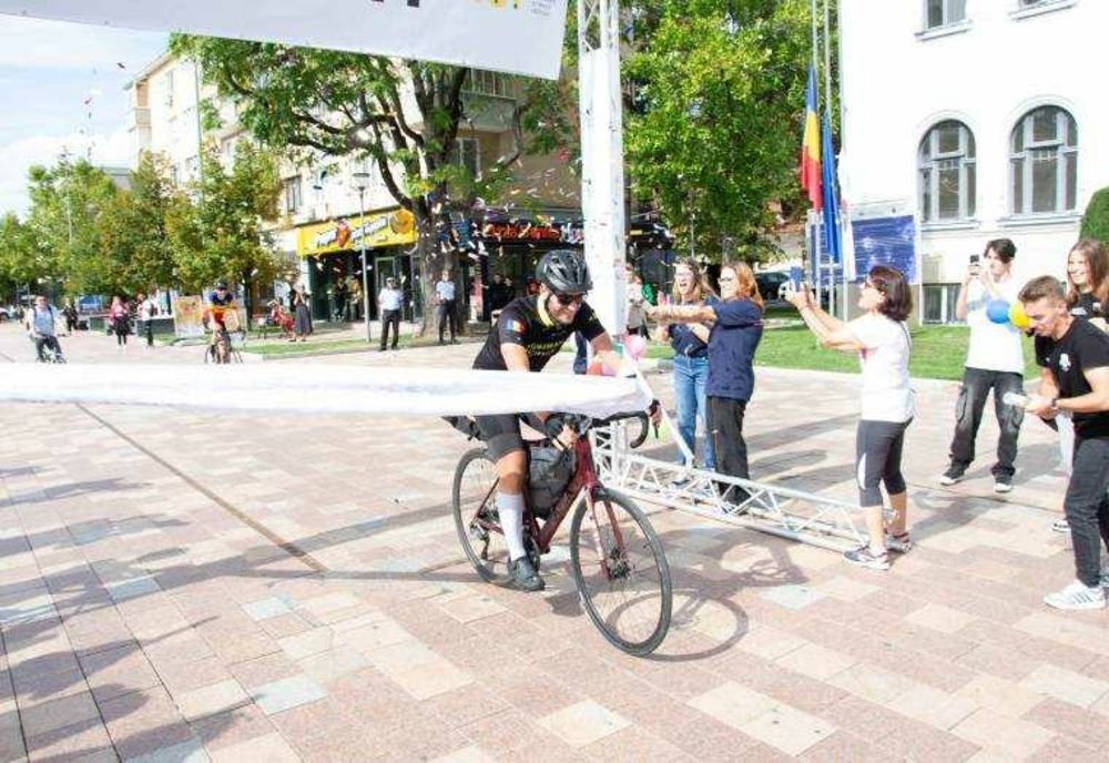 UN ARGEȘEAN PASIONAT DE EDUCAȚIE TRAVERSEAZĂ EUROPA PE BICICLETĂ