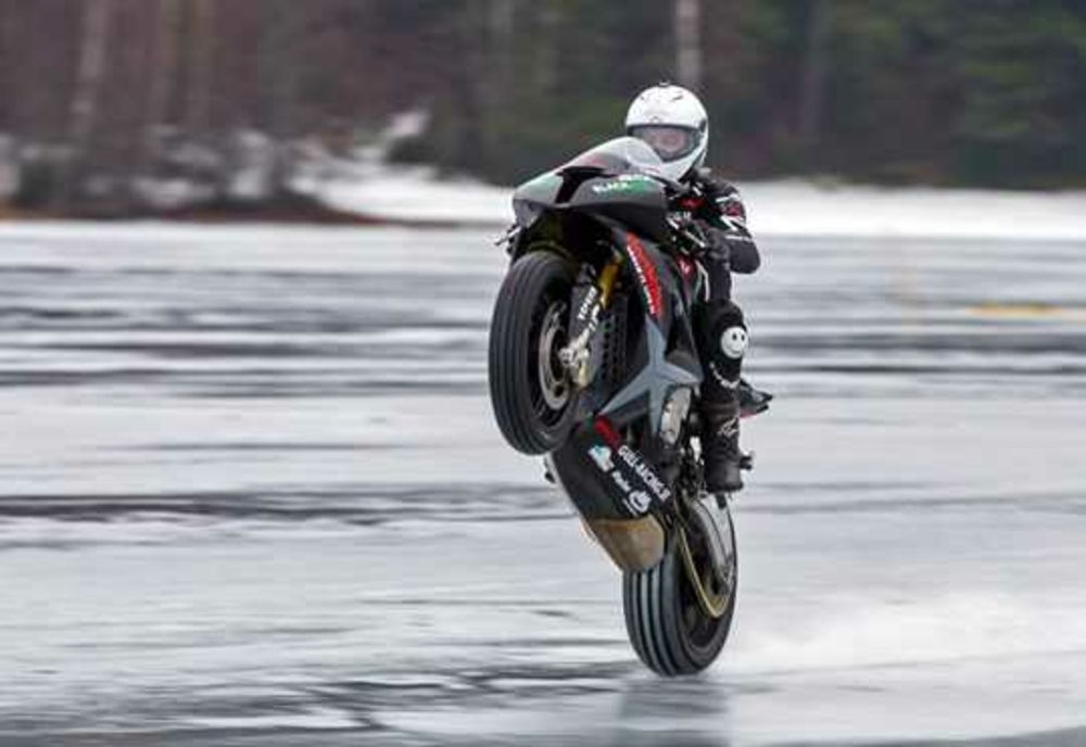 ACȚIUNE RAPIDĂ A POLIȚIEI: MOTOCICLIST SURPRINS CU CONDUITA PERICULOASĂ