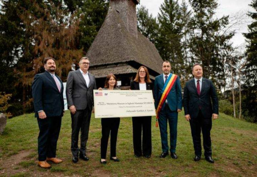AMBASADORUL SUA ÎN ROMÂNIA ACORDĂ UN GRANT DE 95.000 DE DOLARI PENTRU RESTAURAREA UNEI BISERICI DE LEMN DIN MARAMUREȘ